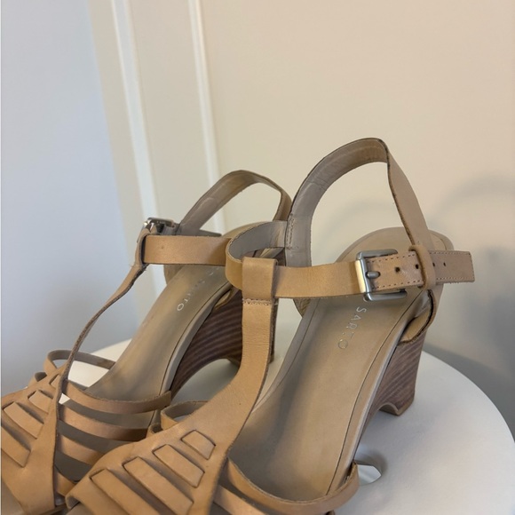 Franco Sarto Tan Sandals - Picture 4 of 9
